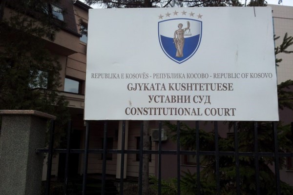 Historianët e Deçanit: Kushtetuesja të mos përdorë standarde të dyfishta për ligjet e Millosheviqit