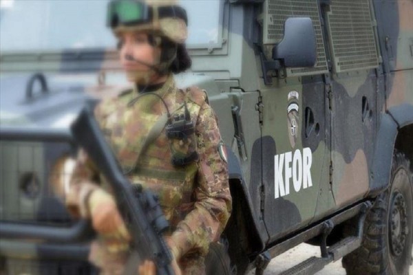 KFOR-i heq automjetet e bllokuara në veri të vendit: Po rikthejmë lirinë e lëvizjes