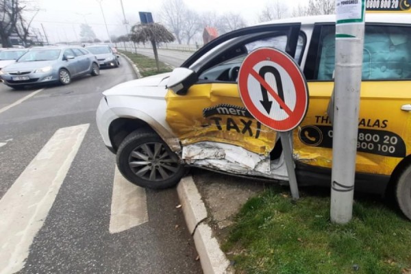 Aksident në qendër të Gjakovës, lëndohet shoferi i taksisë