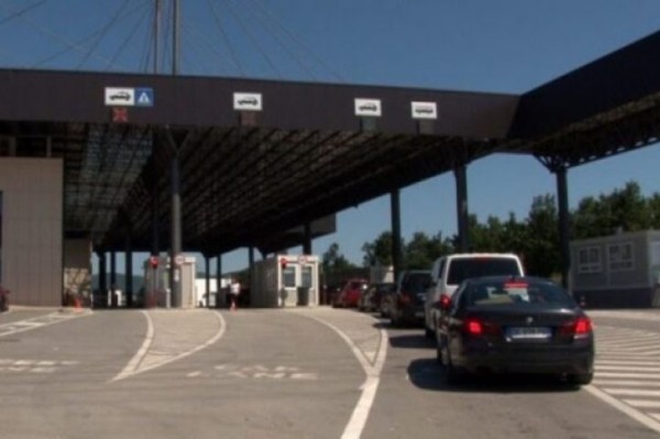 Mbi një orë pritje te Dheu i Bardhë