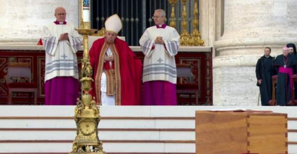Mijëra njerëz po marrin pjesë në meshën funerale të Papa Benediktit XVI