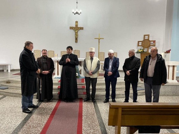 ​Frati, prifti, hoxha dhe shehu pajtojnë tri familje në Doblibarë