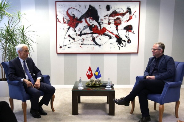 ​Bislimi takon ambasadorin e Zvicrës, bisedojnë për aplikimet e Kosovës për anëtarësim në KE dhe BE