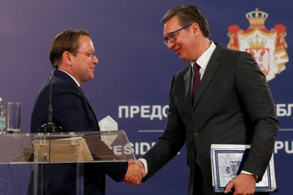 “Po favorizon Vuçiqin”, PE kërkon hetim ndaj komisionerit Varhelyi