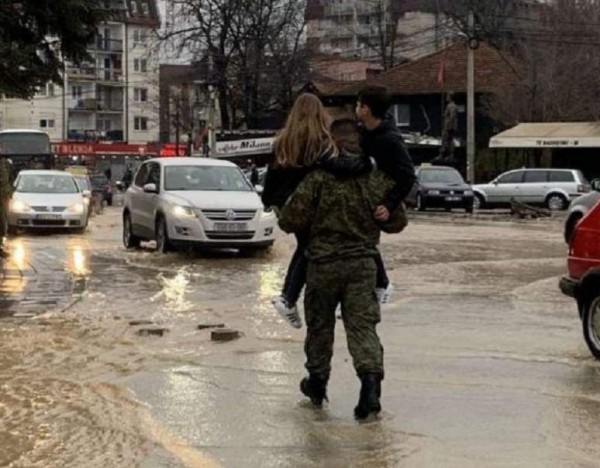 ​Vërshimet nga shiu, pjesëtarët e FSK-së dalin në terren në Istog, Mitrovicë dhe Skenderaj