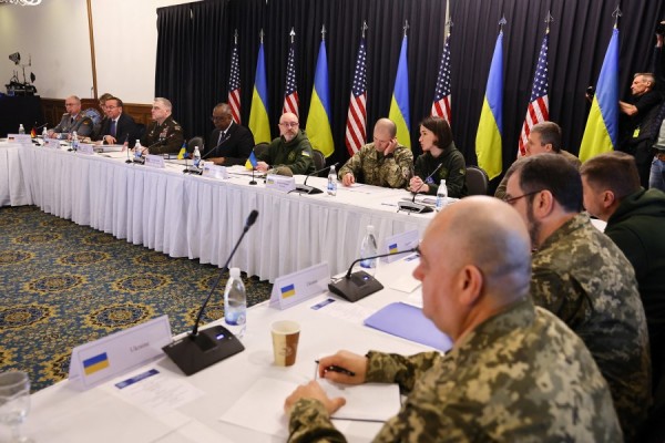 Ministri i Mbrojtjes: SHBA-të do të mbështesin Ukrainën “për aq kohë sa duhet”