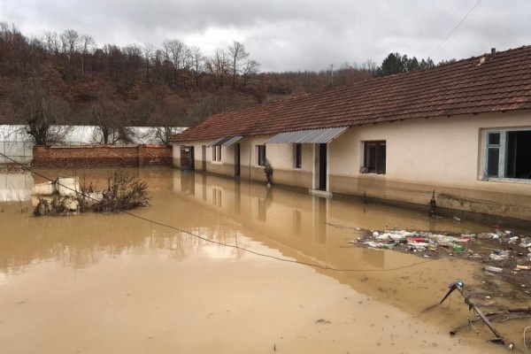 Familja Zyhrani nga Llausha mbeti pa kulm mbi kokë