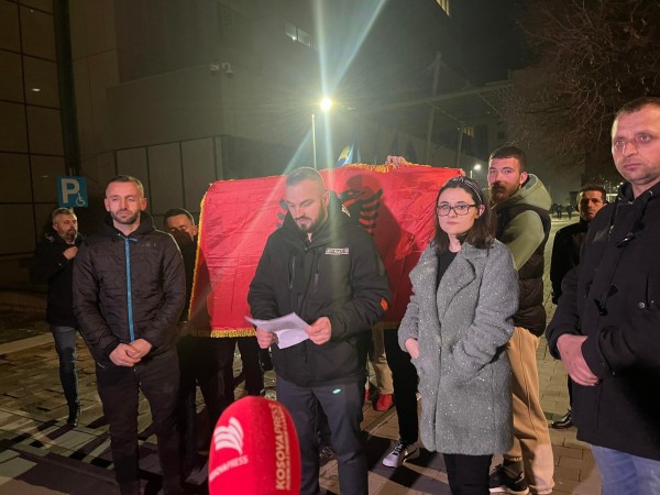 Fëmijët e dëshmorëve protestojnë të hënën kundër deklaratave të Kurtit për Ivanoviqin