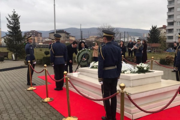 Osmani e Kurti nderojnë ish-presidentin Rugova