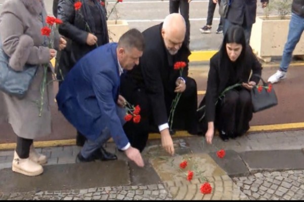 Rama dhe familjarët e katër protestuesve të vrarë homazhe përpara Kryeministrisë