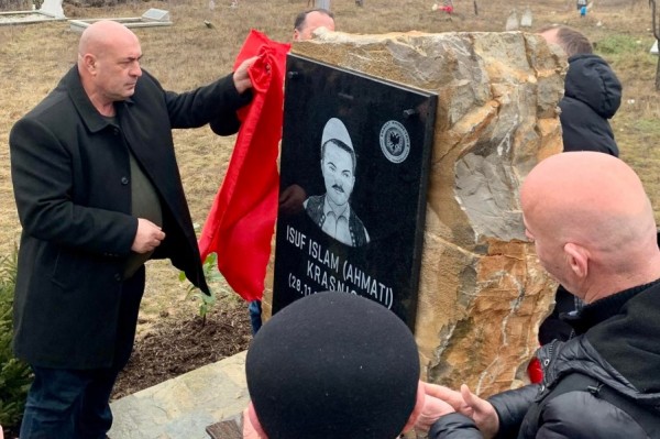 ​Zbulohet pllaka përkujtimore e dëshmorit Isuf Krasniqi, kujtohet heroizmi i tij për trojet shqiptare