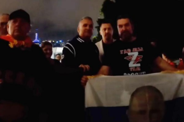 Babai i Gjokoviqit shihet duke u fotografuar me mbështetësit e Putinit