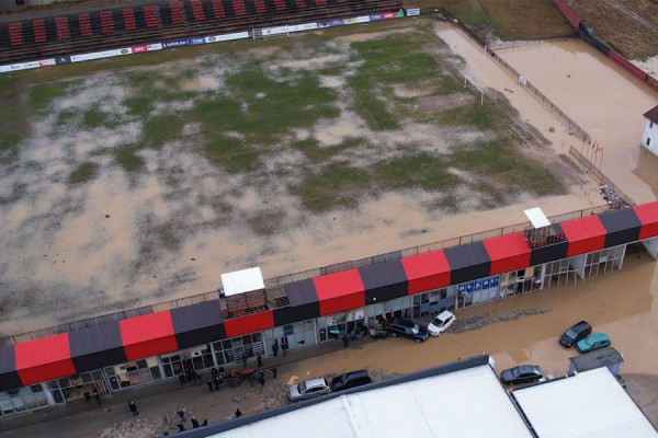 Vërshimet fundosën “Bajram Aliun”, stadiumit të Skenderajt i duhen 200 mijë euro