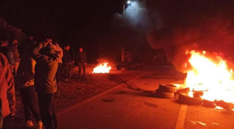 Vazhdon bllokimi i rrugës në Shtërpcë, serbët e mbledhur kërkojnë prani më të madhe të KFOR-it