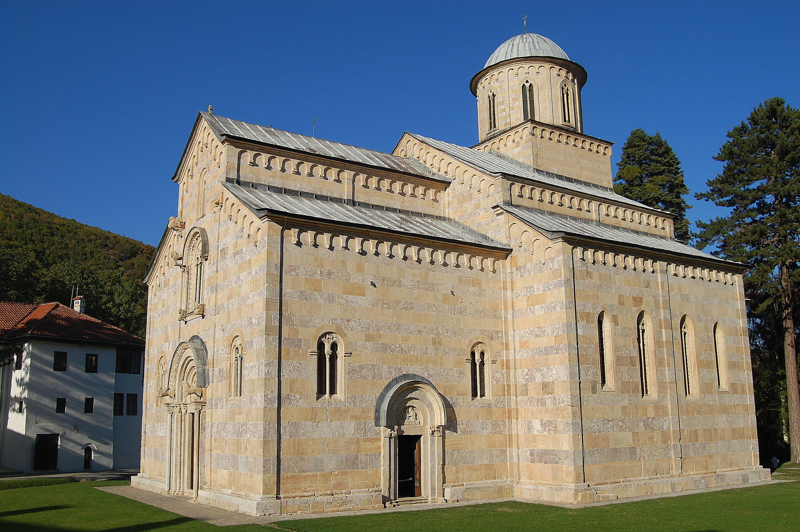 Historianët e Deçanit: S’duhet të lejohet që Manastiri të jetë pjesë e dialogut me Serbinë