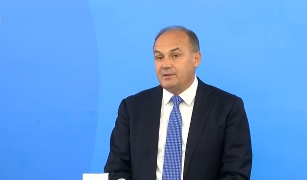 Enver Hoxhaj e përkrah kërkesën që lulëkuqja të bëhet simbol i përkujtimit të gjenocidit
