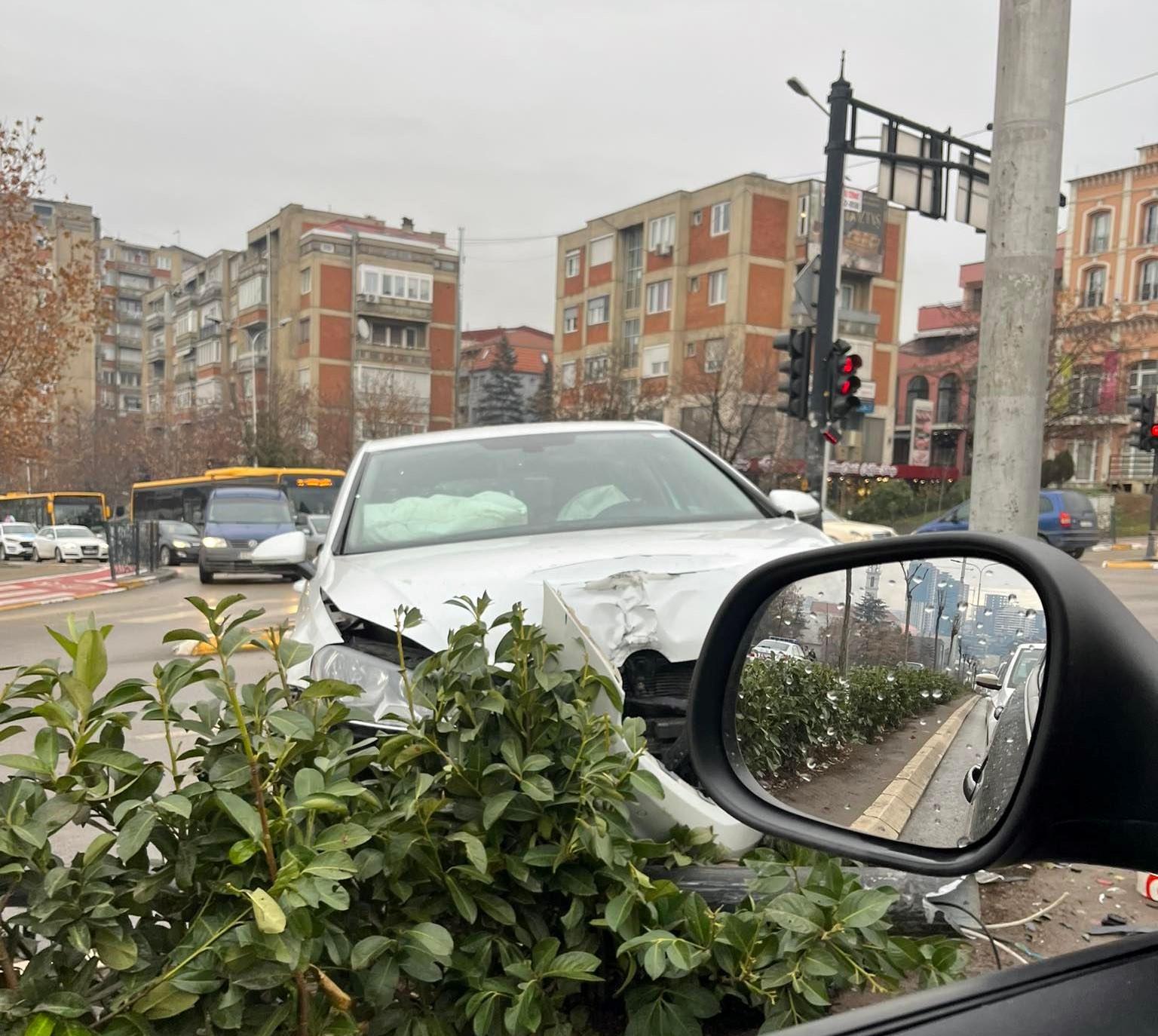 Vetaksident në Prishtinë, vetura godet një shtyllë