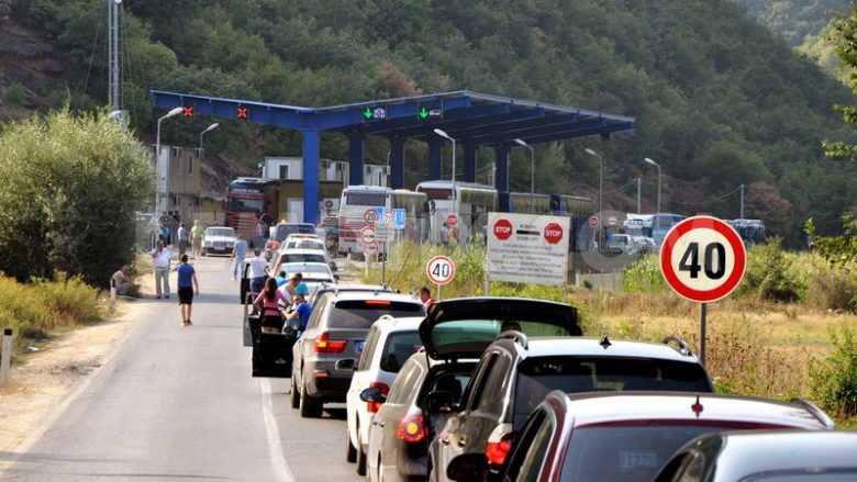 Deri në 20 minuta pritje tek Dheu i Bardhë, kolona 30 metra