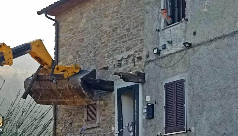 Fqinji vret shqiptarin në Itali pasi ia dëmtoi shtëpinë me eskavator