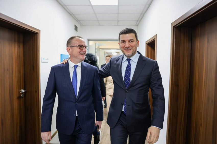 Krasniqi takohet me Taravarin, flasin për zhvillimet politike