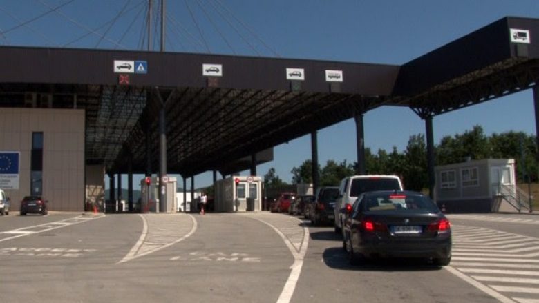 Mërgimtarët po presin deri në gjysmë ore në Merdarë e te Dheu i Bardhë