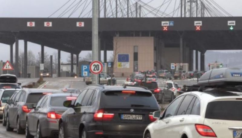 Fluks i mërgimtarëve në kufi, pesë orë pritje në Merdar për të dalë nga Kosova