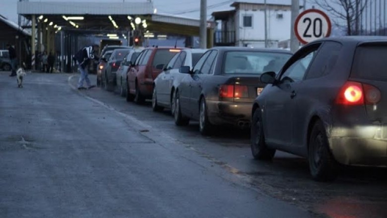 Fluks i madh i veturave në Merdar, kolona arrin në 300 metra