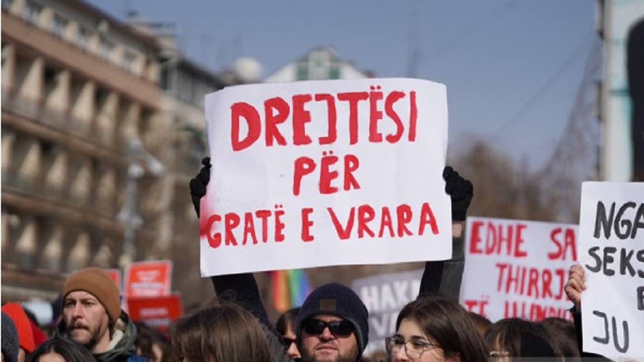 Raporti i HRW për Kosovën: Përmenden tensionet në Veri, frikësimi i gazetarëve, vrasja e grave e diskriminimi i komunitetit LGBT+