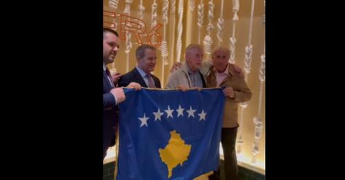 Idrizi i dhuron flamurin e Kosovës ambasadorit Walker