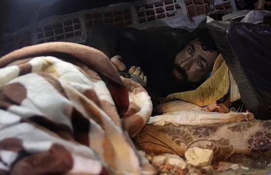 Shpëtohet pas dy ditësh burri i bllokuar në rrënoja pranë gruas dhe dy vajzave të vdekura
