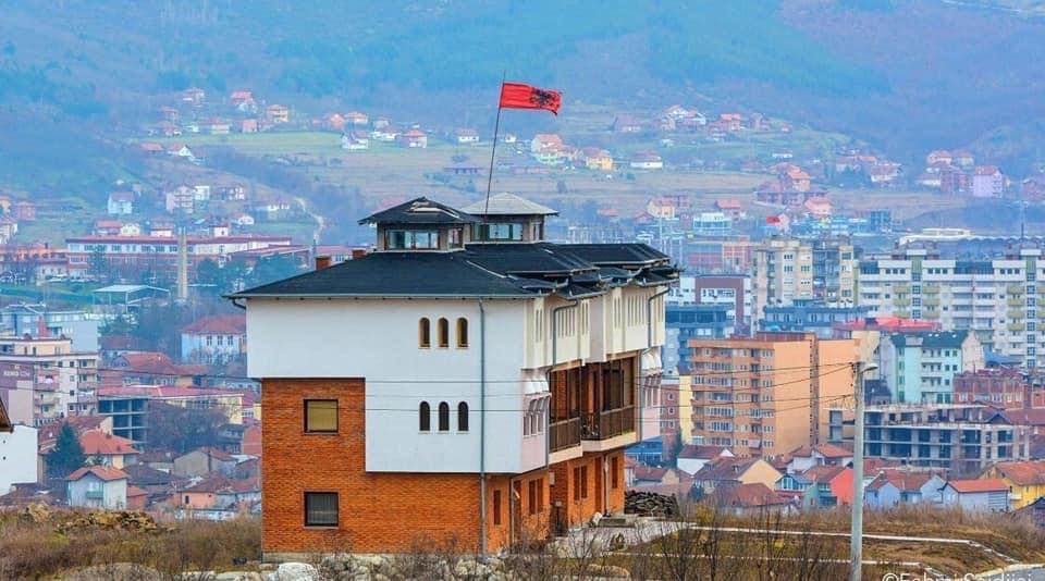 Në përvjetorin e fillimit të luftës në Kosovë, sot hapet ekspozita në galerinë e Mitrovicës së Veriut