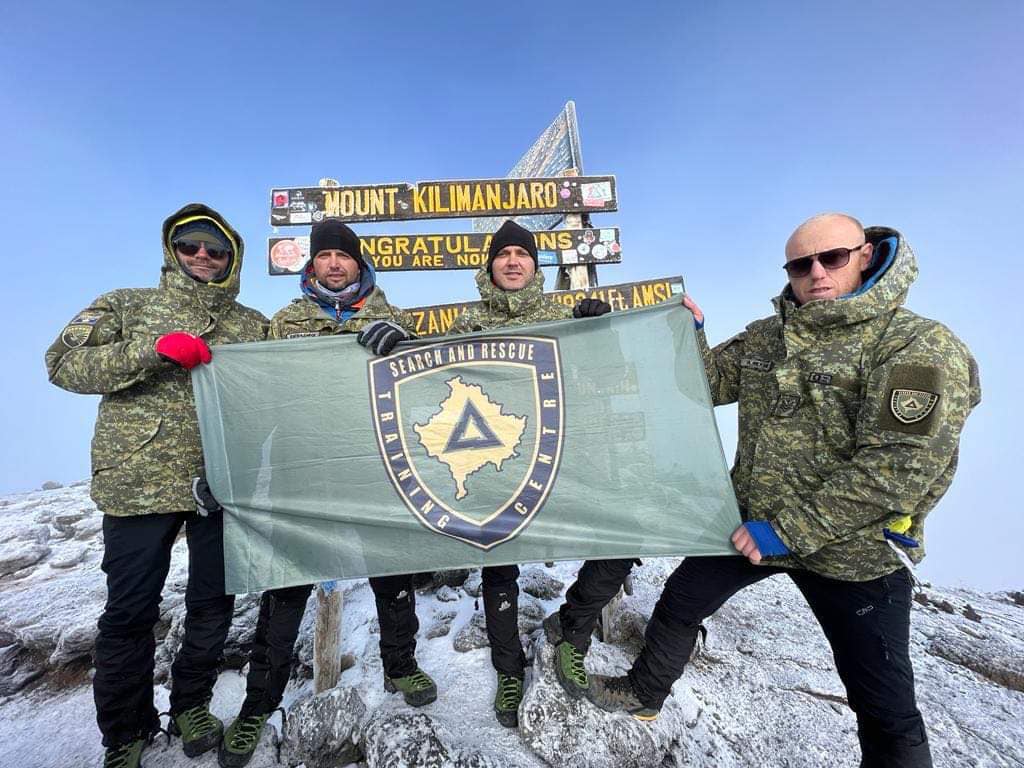 Pjesëtarët e FSK-së ngjiten në Kilimanjaro