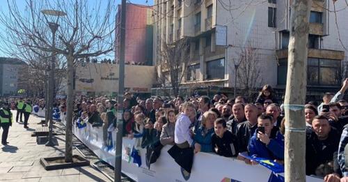 Qindra qytetarë presin parakalimin e FSK-së dhe të Policisë së Kosovës
