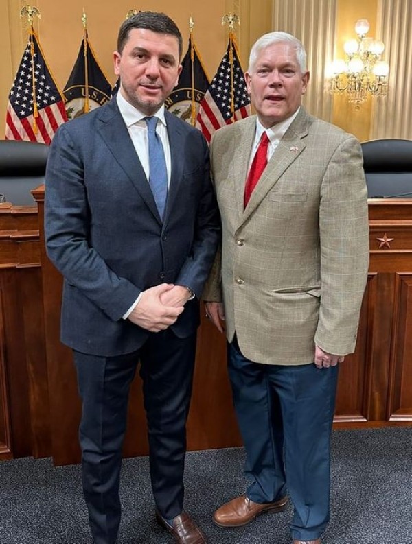 ​Krasniqi takon kongresmenin Pete J. Sessions, pajtohen në shumë teori
