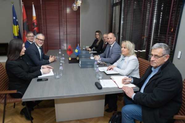 Vitia takon Lladrovcin, bisedojnë për infrastrukturë cilësore në shëndetësi