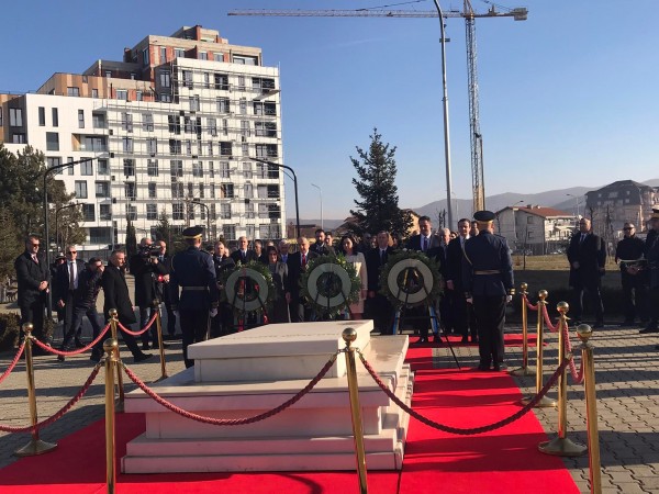 Krerët shtetëror bëjnë nderime te varri i Rugovës dhe Demaçit