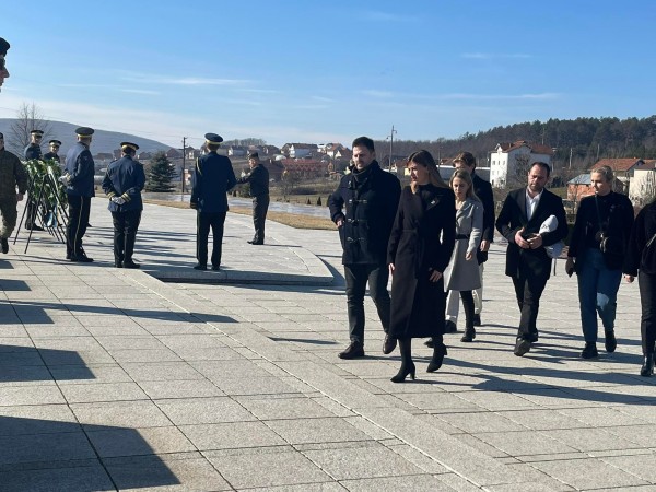 Haxhiu bën homazhe në Prekaz
