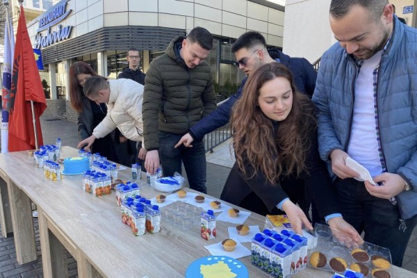 ​15 vjet shtet, të rinjtë e AAK-së shërbejnë me pije dhe ëmbëlsira qytetarët