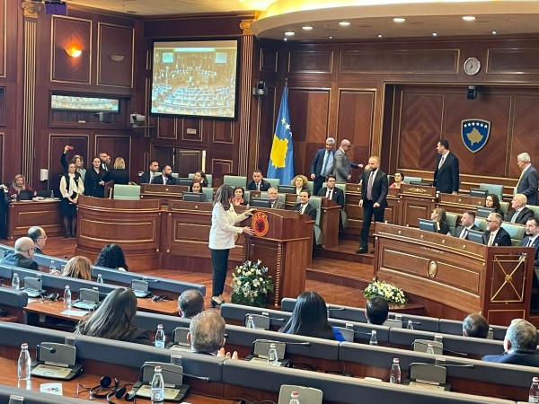 Ganimete Musliu vendos emblemën e UÇK-së në foltore