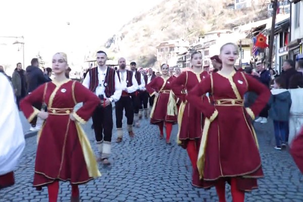 ​Prizrenasit kremtojnë për pavarësi por presin më shumë nga qeveria