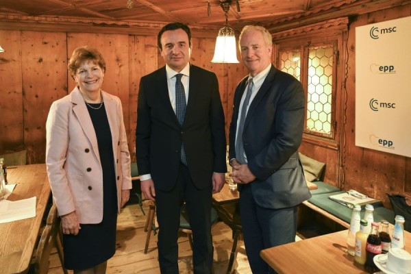 Kryeministri Kurti takoi dy senatorë amerikanë në konferencën e Sigurisë