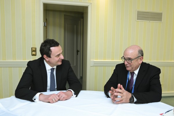 Kurti dhe Lord Stuart Peach diskutuan për zhvillimet dhe sfidat rajonale