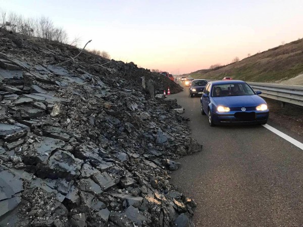 Rrëshqitje dheu në autostradën “Ibrahim Rugova”, vështirësohet qarkullimi