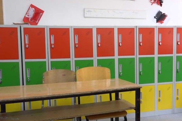 Çantat e rënda, tri shkolla në kryeqytet bëhen me dollapë metalikë