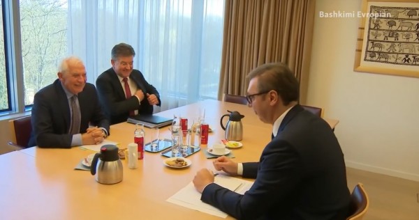 ​Pas Kurtit, zyrtarët evropianë presin Vuçiqin