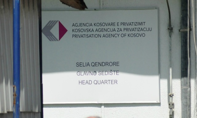 Stafi i AKP-së ndihmon familjet e dëmtuara nga vërshimet
