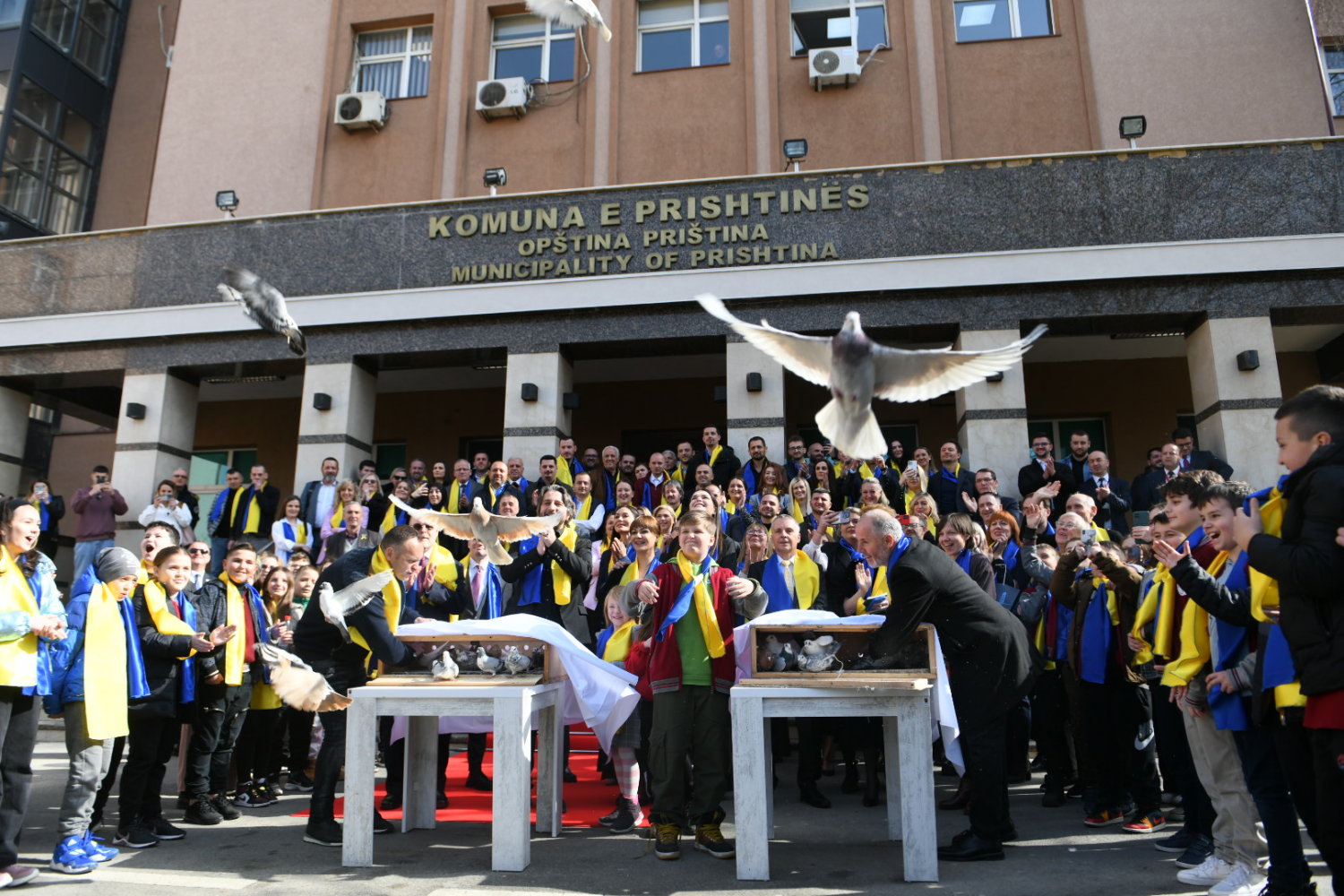Komuna e Prishtinës lëshon pëllumba për paqen në Ukrainë