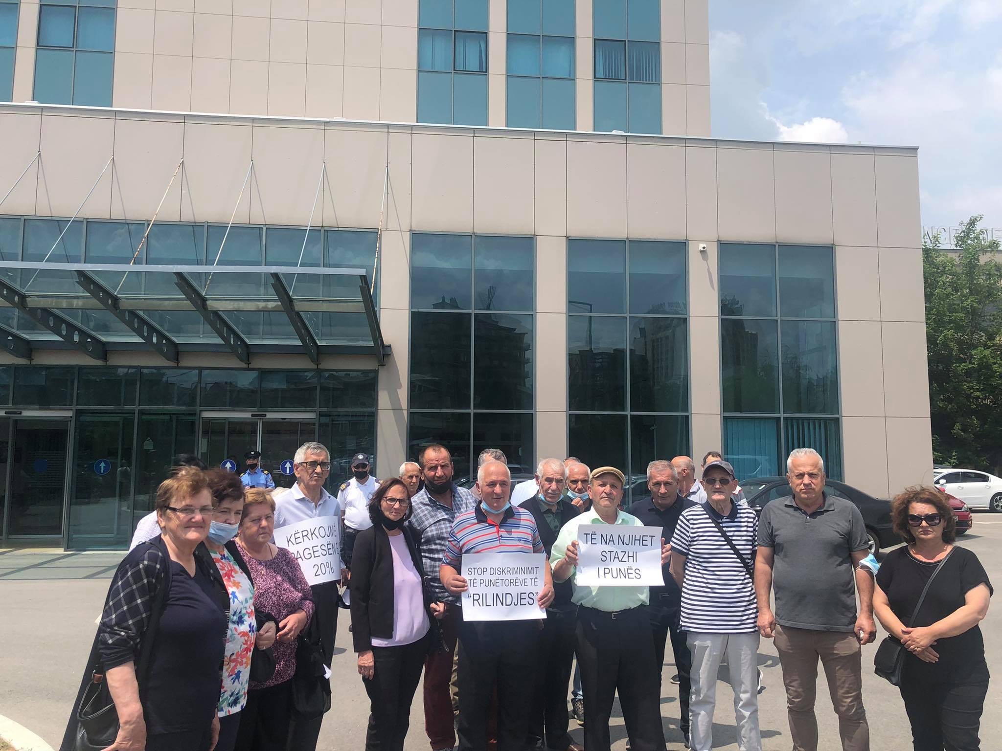 Protestojnë ish-punëtorët e Rilindjes, kërkojnë 20% dhe t’u njihet përvoja e punës