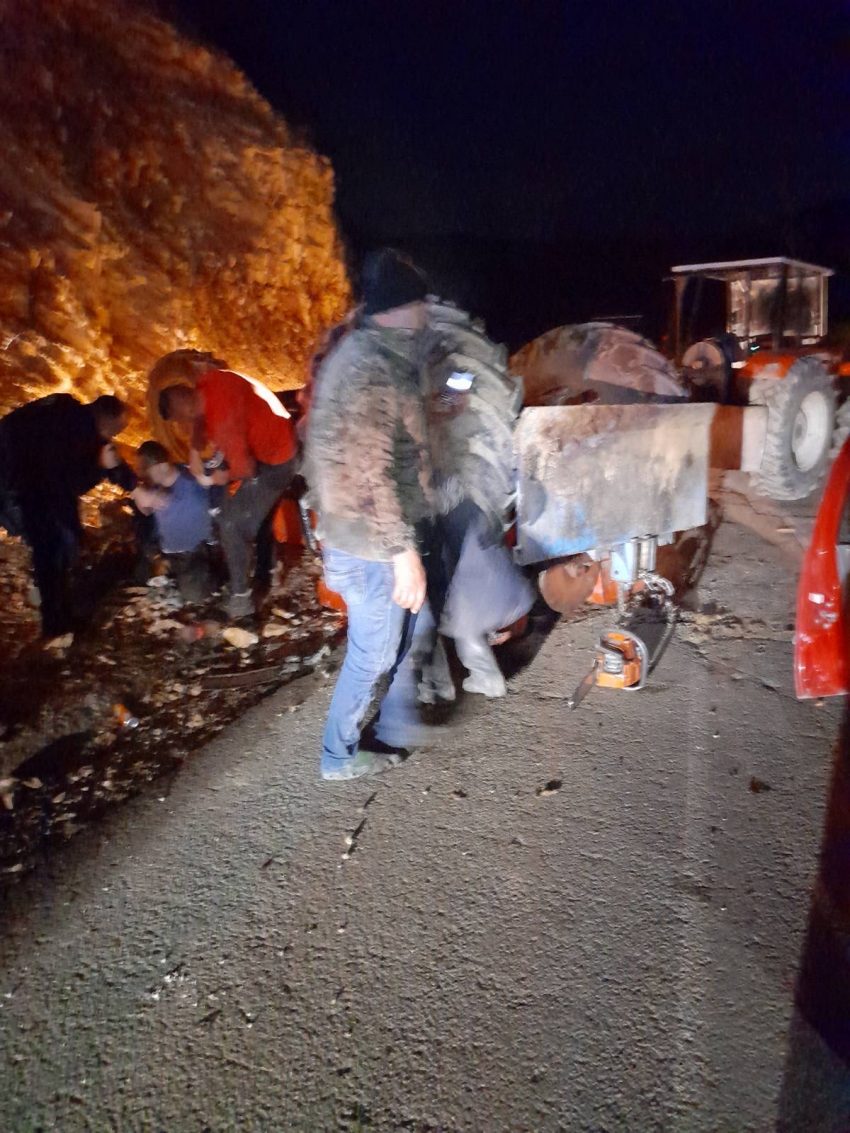 Policia dhe qytetarët e nxjerrin një person që kishte mbetur nën traktor pasi ishte vetaksidentuar