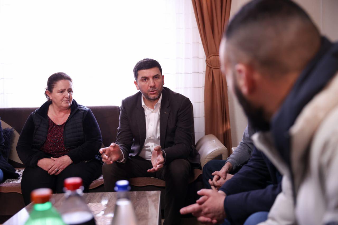 Krasniqi: Bijtë e dy martirëve po e lëshojnë Kosovën për shkak të keqqeverisjes